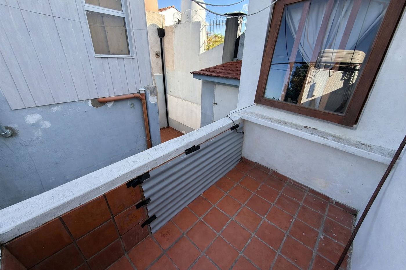 Segundo balcón al contrafrente con piso de baldosa roja