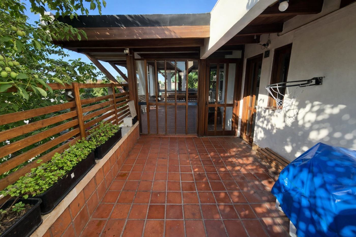 Acceso al balcón terraza desde el interior, con carpintería de madera