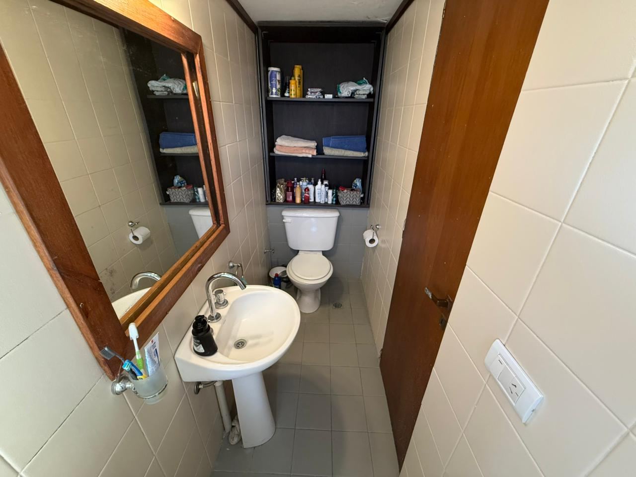 Segundo baño con vanitory y espejo con marco de madera