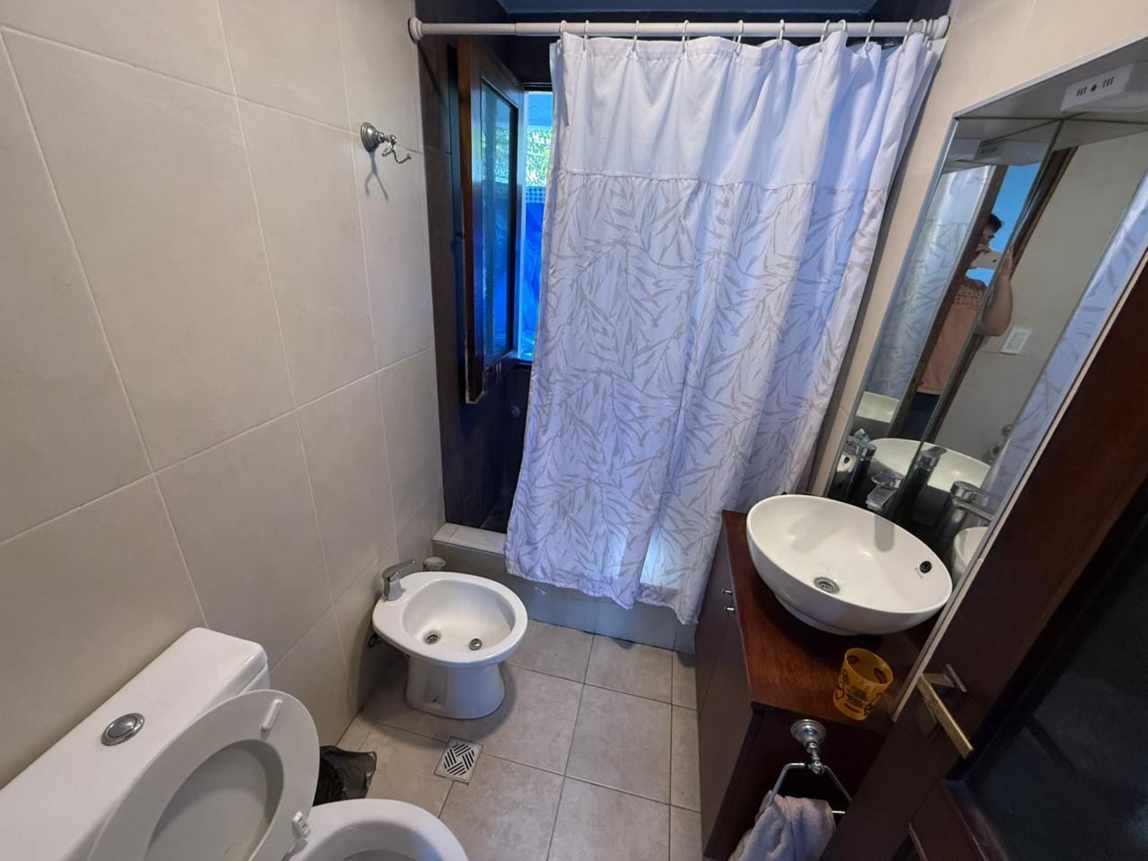 Baño completo con ducha, bidet e inodoro