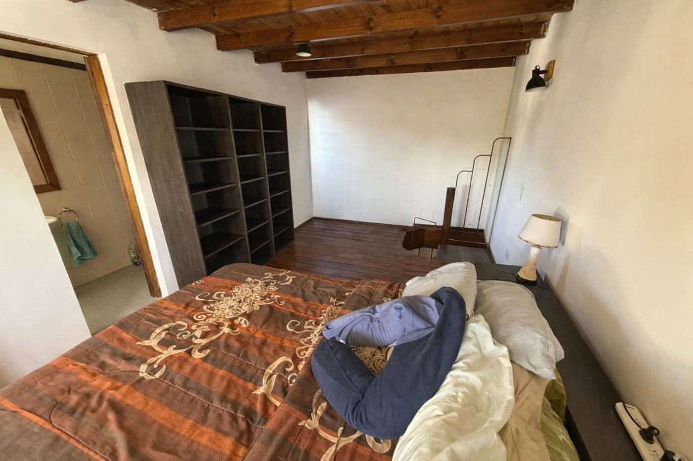 Dormitorio principal con placard de pared a pared y ventana