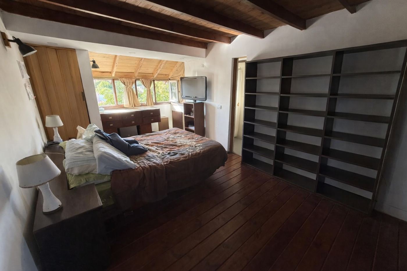 Segundo dormitorio luminoso con placard y piso de madera