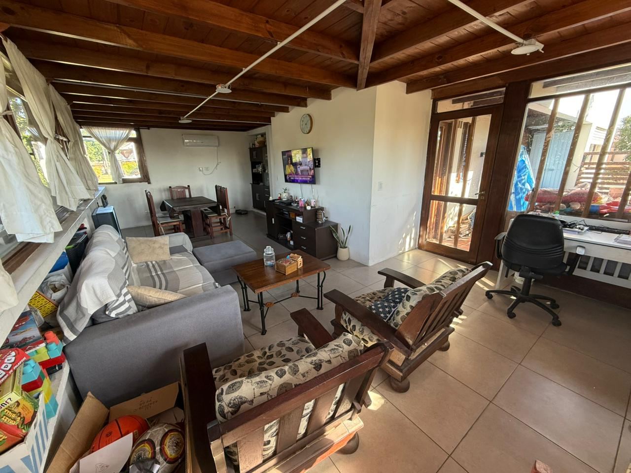 Otro ángulo del living con escritorio junto a la ventana