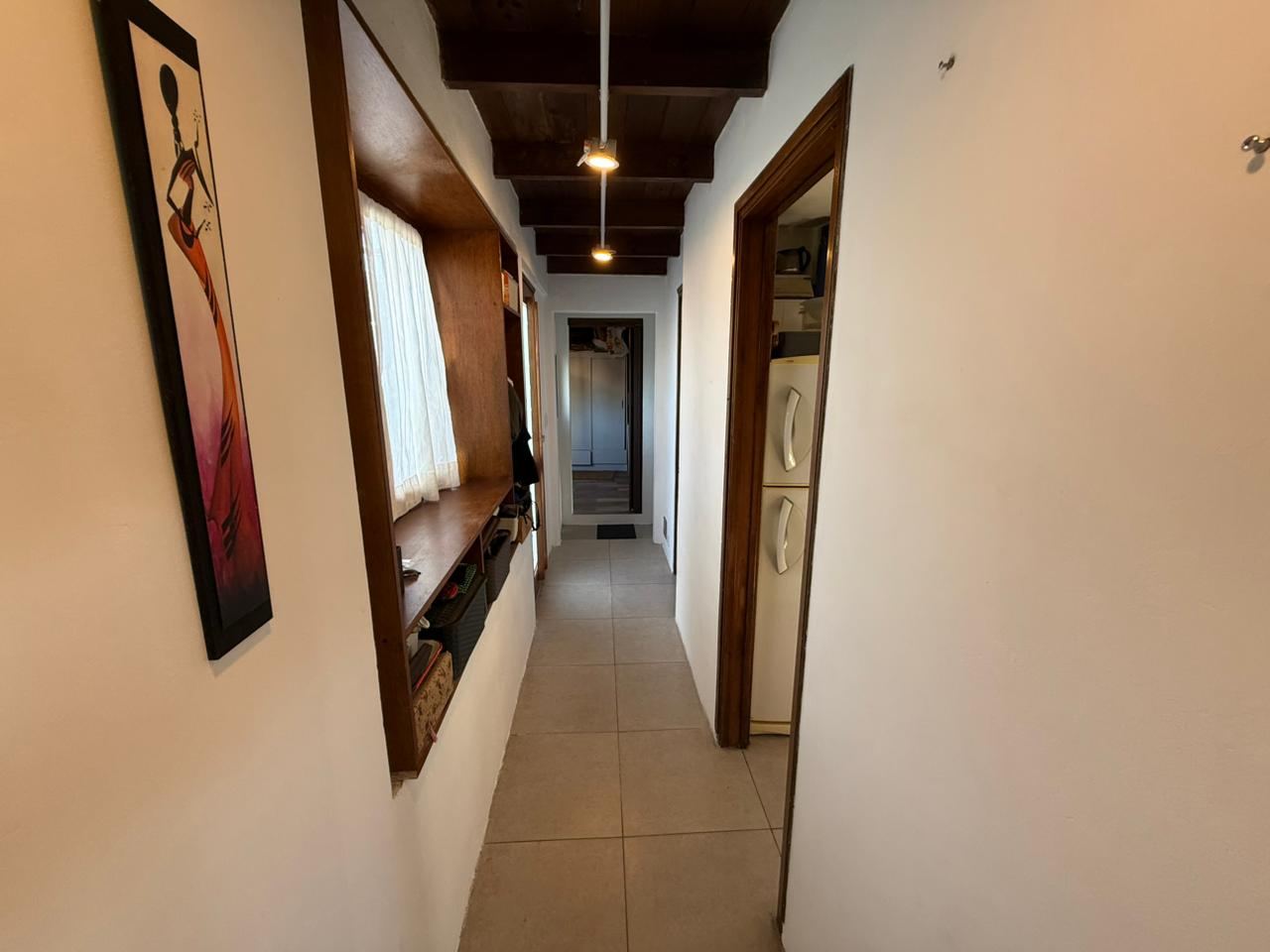 Pasillo distribuidor con puertas de madera